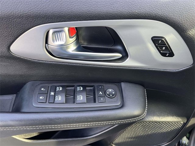 Used 2025 Chrysler Pacifica Limited image 11
