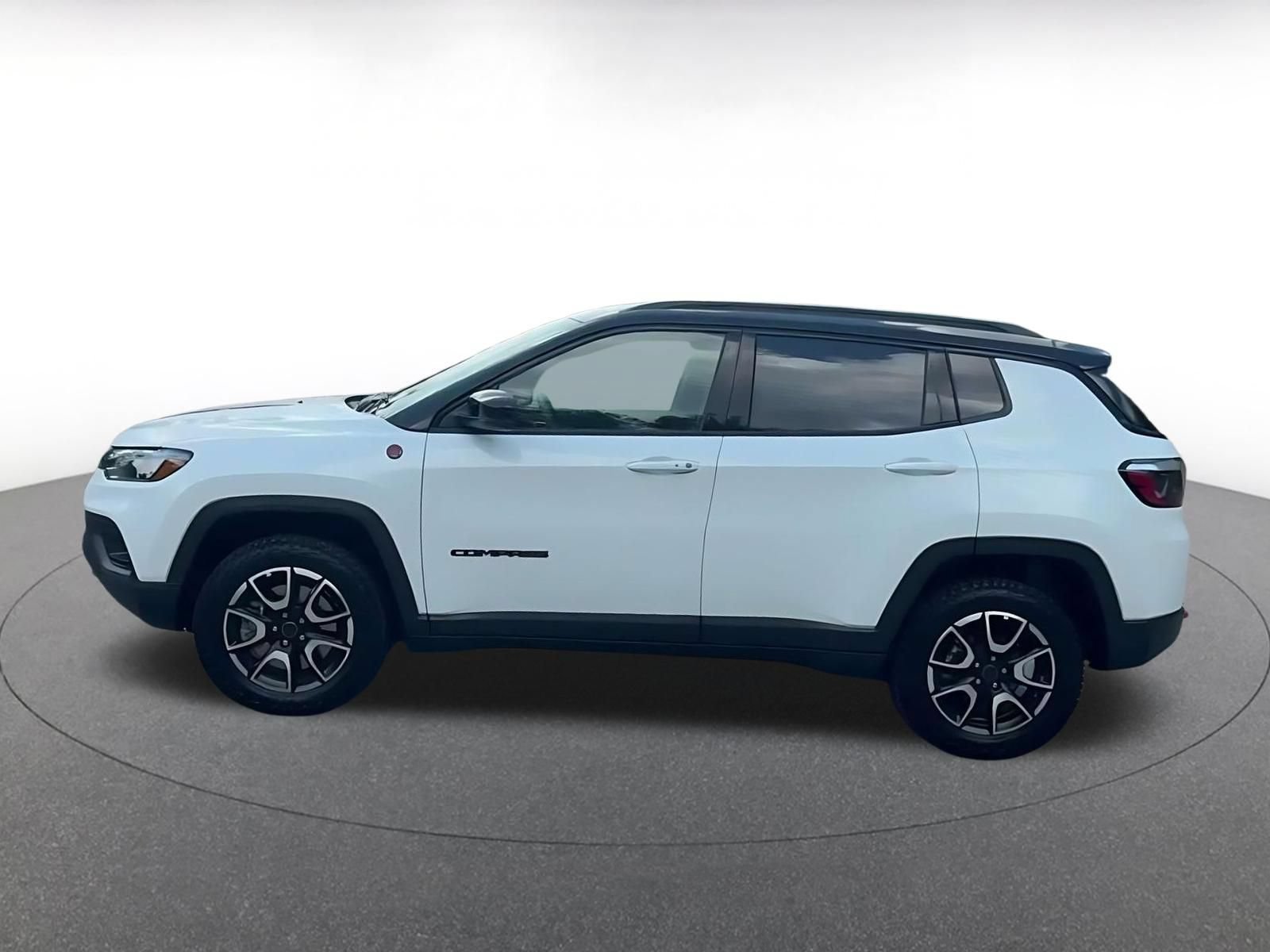 Used 2025 Jeep Compass Trailhawk AWD/4WD image 8