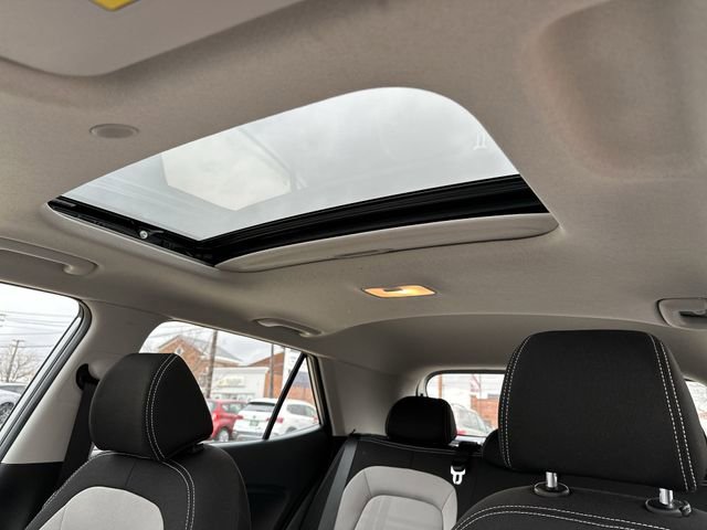 Used 2024 Hyundai Venue SEL FWD image 18