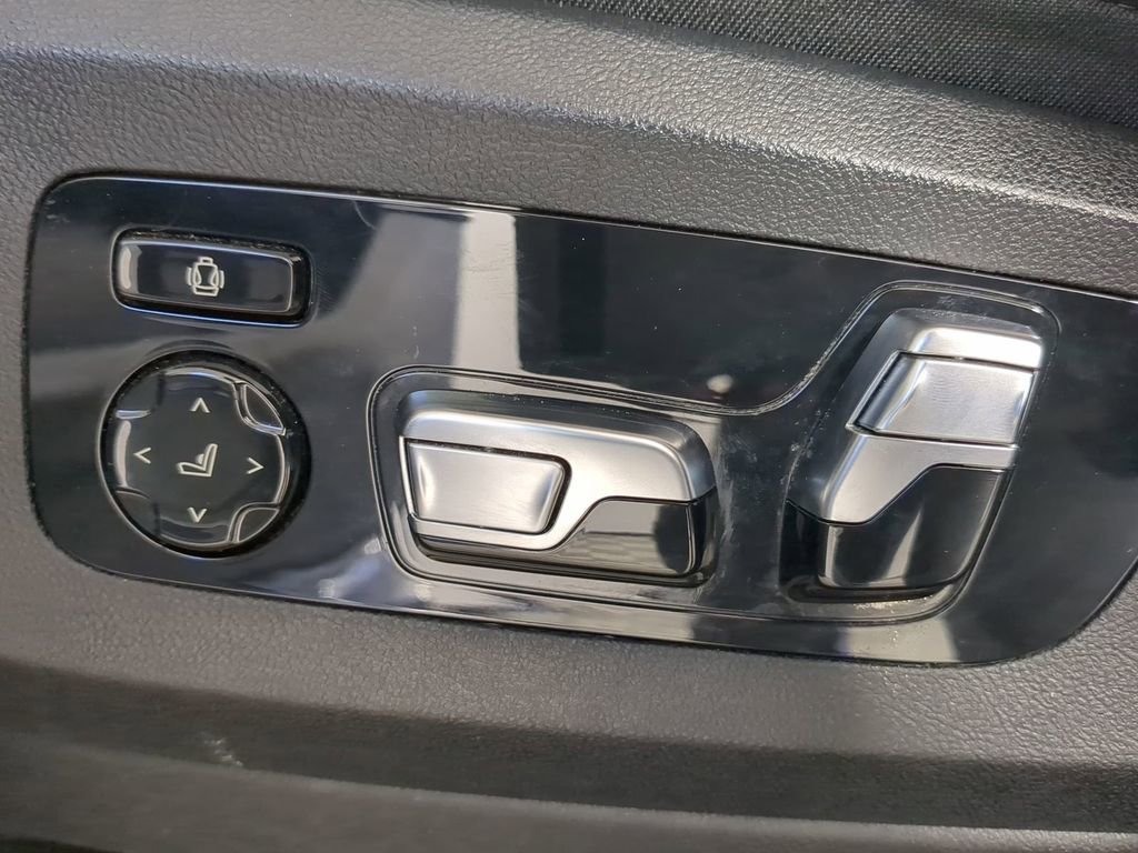 Used 2024 BMW X7 xDrive40i w/ Premium Package image 24