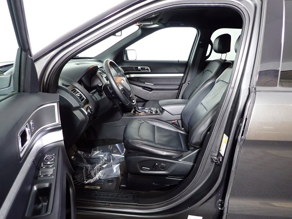 Used 2017 Ford Explorer XLT w/ Equipment Group 202A image 26