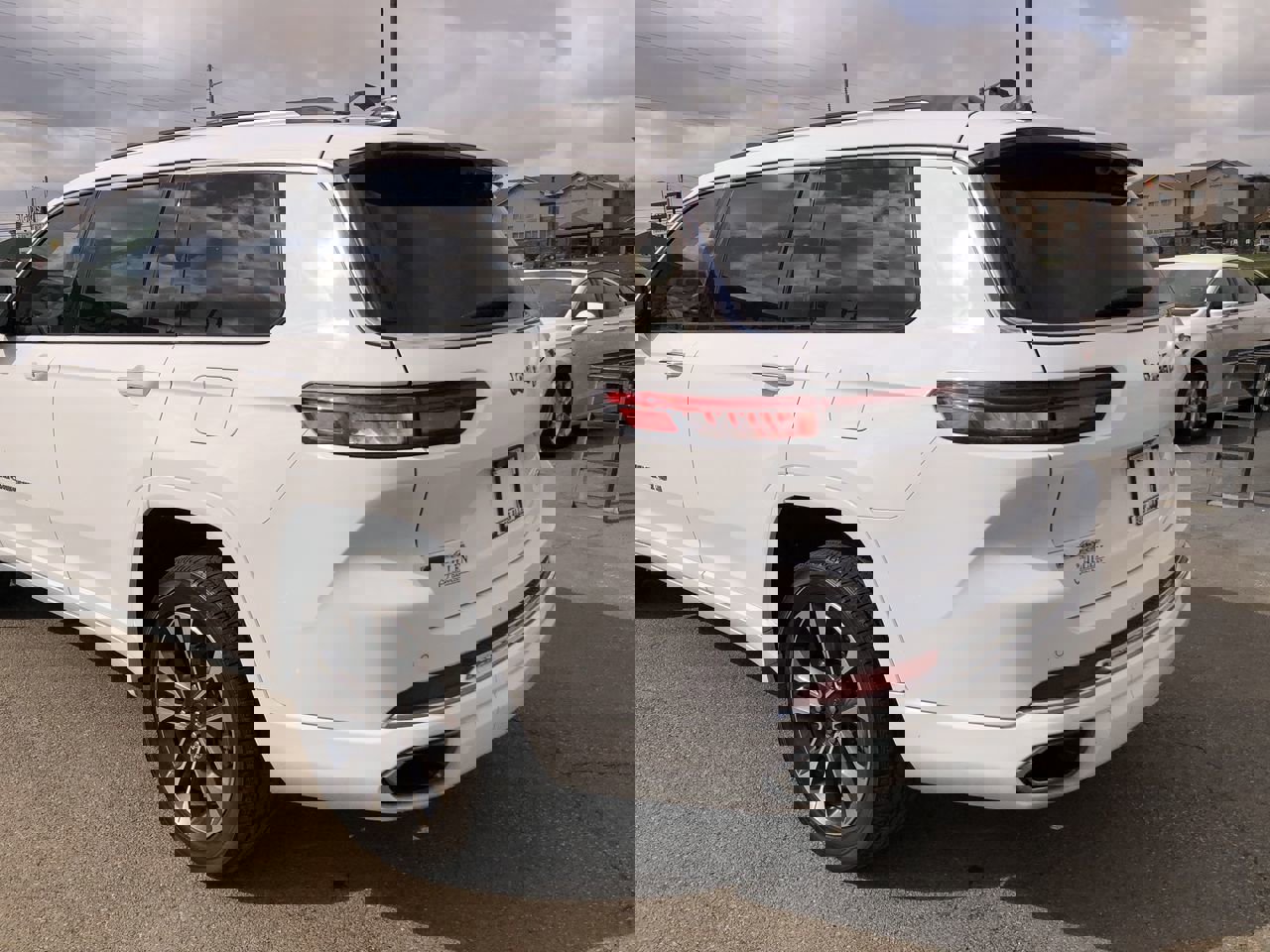 Used 2023 Jeep Grand Cherokee L Overland w/ Advanced Protech Group III image 12