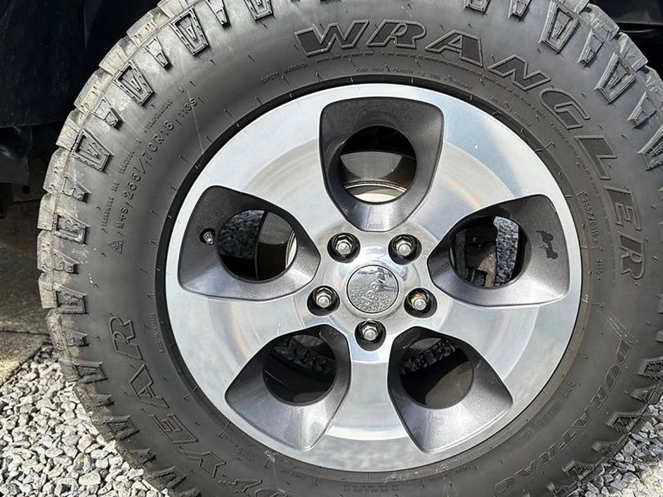 Used 2012 Jeep Wrangler Unlimited Sahara w/ Dual Top Group AWD/4WD image 12