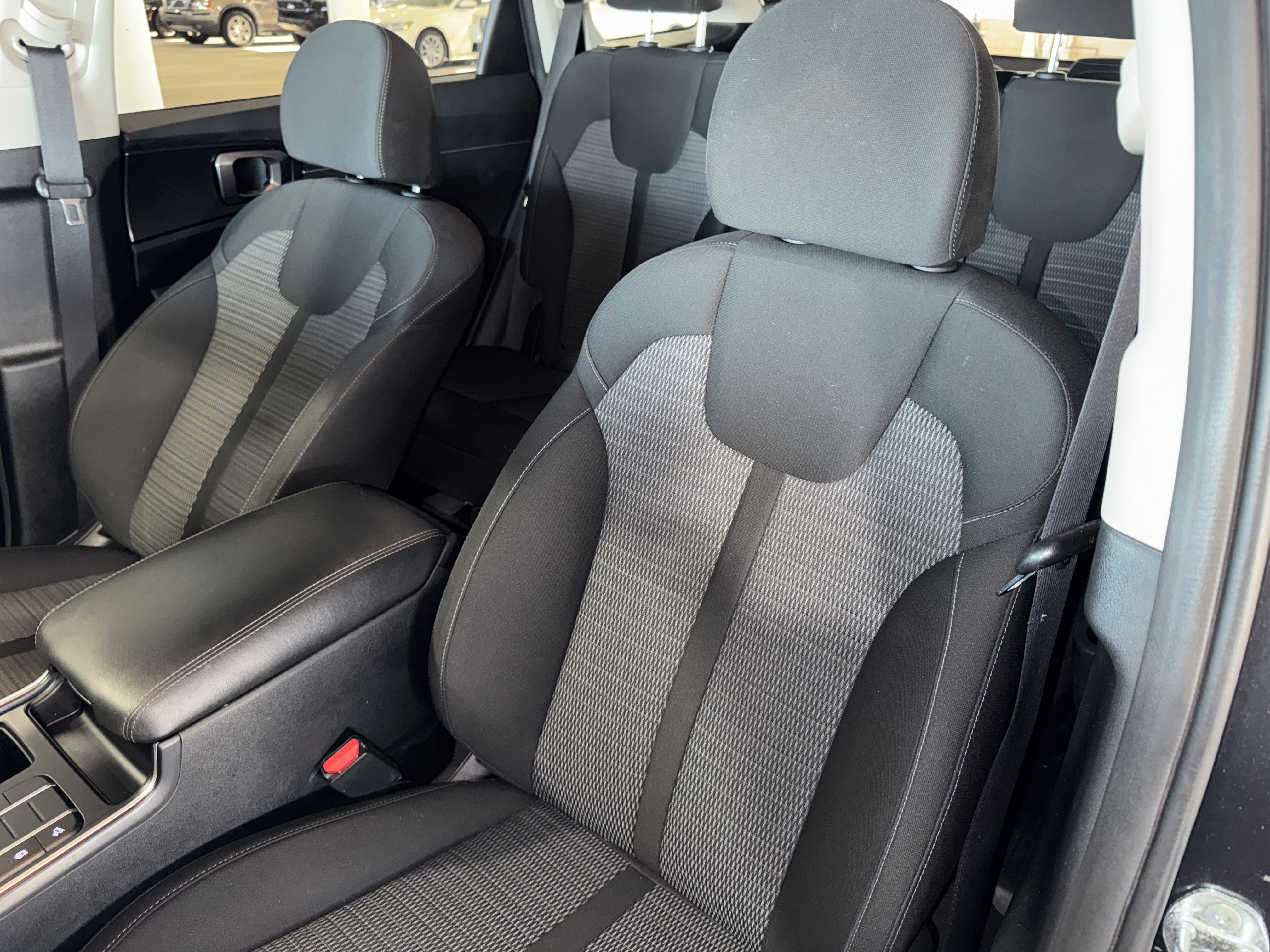 Used 2023 Kia Sorento LX image 31