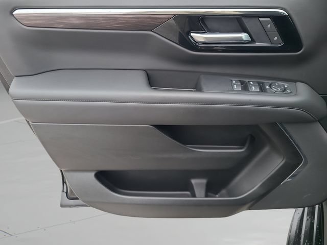 Used 2025 Chevrolet Suburban LS RWD image 18
