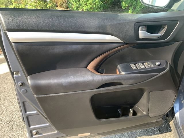 Used 2018 Toyota Highlander XLE AWD/4WD image 17