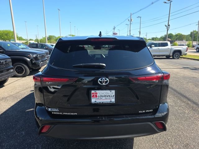 Used 2024 Toyota Highlander XLE AWD/4WD image 4