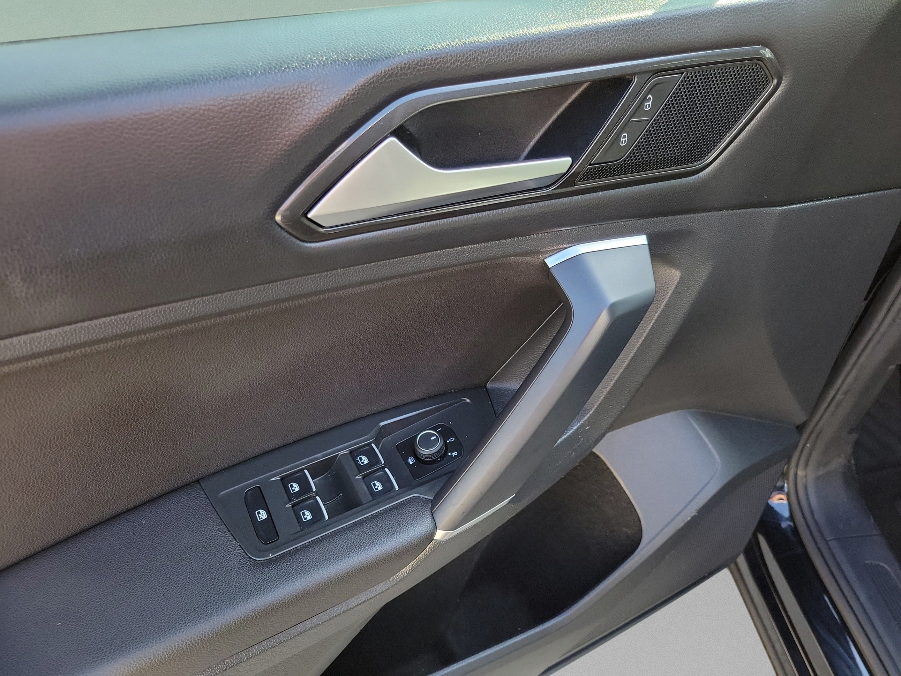 Used 2018 Volkswagen Tiguan SE w/ Panoramic Sunroof Package FWD image 8
