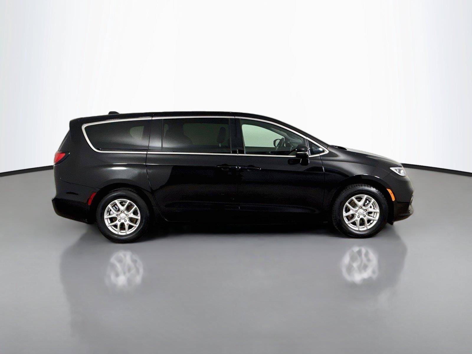 Used 2025 Chrysler Pacifica Select FWD image 16