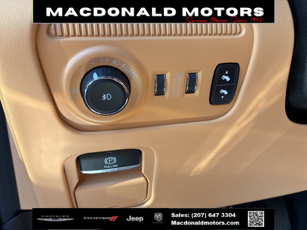 Used 2024 Jeep Grand Wagoneer Series III w/ HD Trailer Tow Package image 23