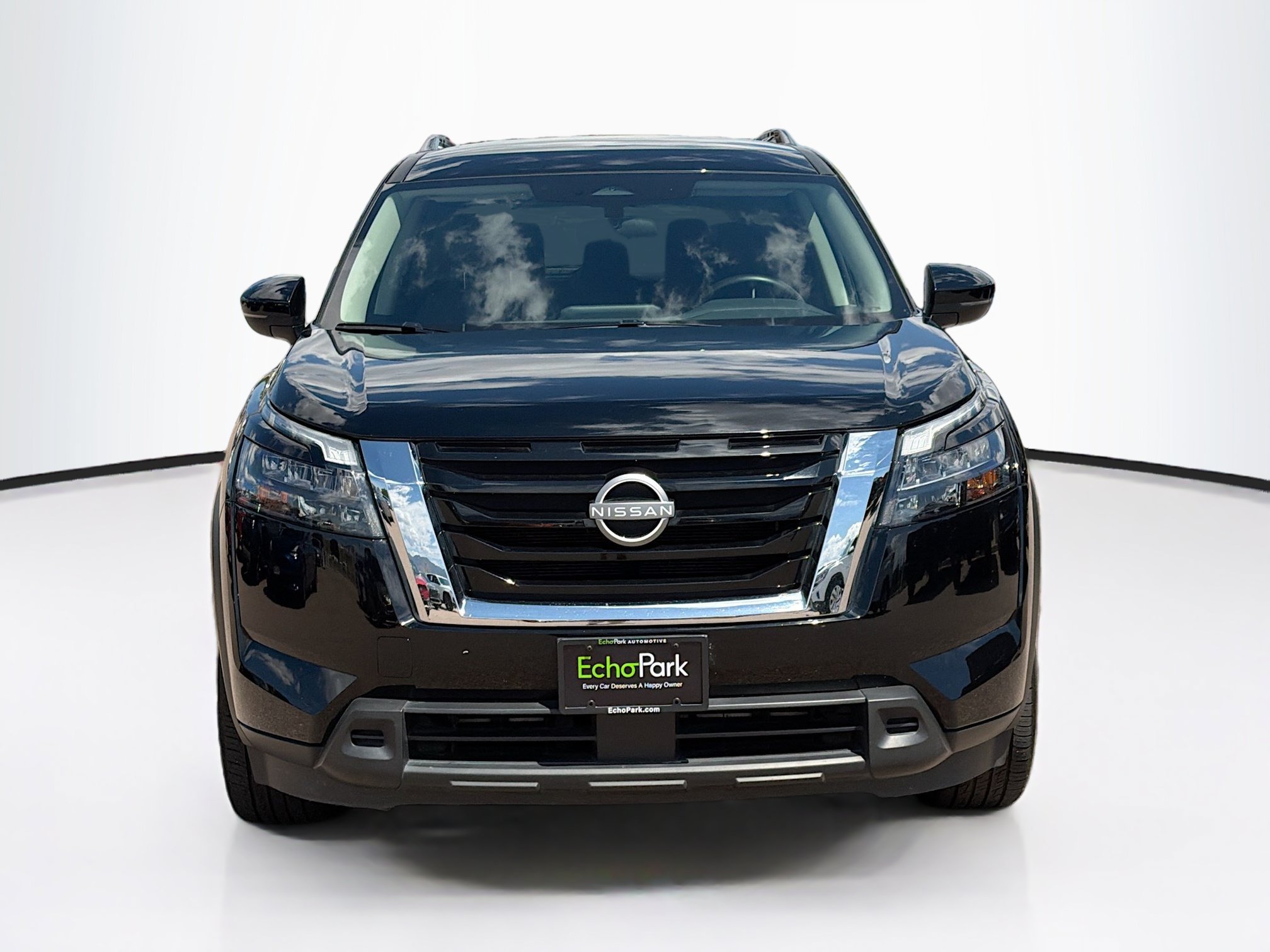 Used 2025 Nissan Pathfinder SV AWD/4WD image 2