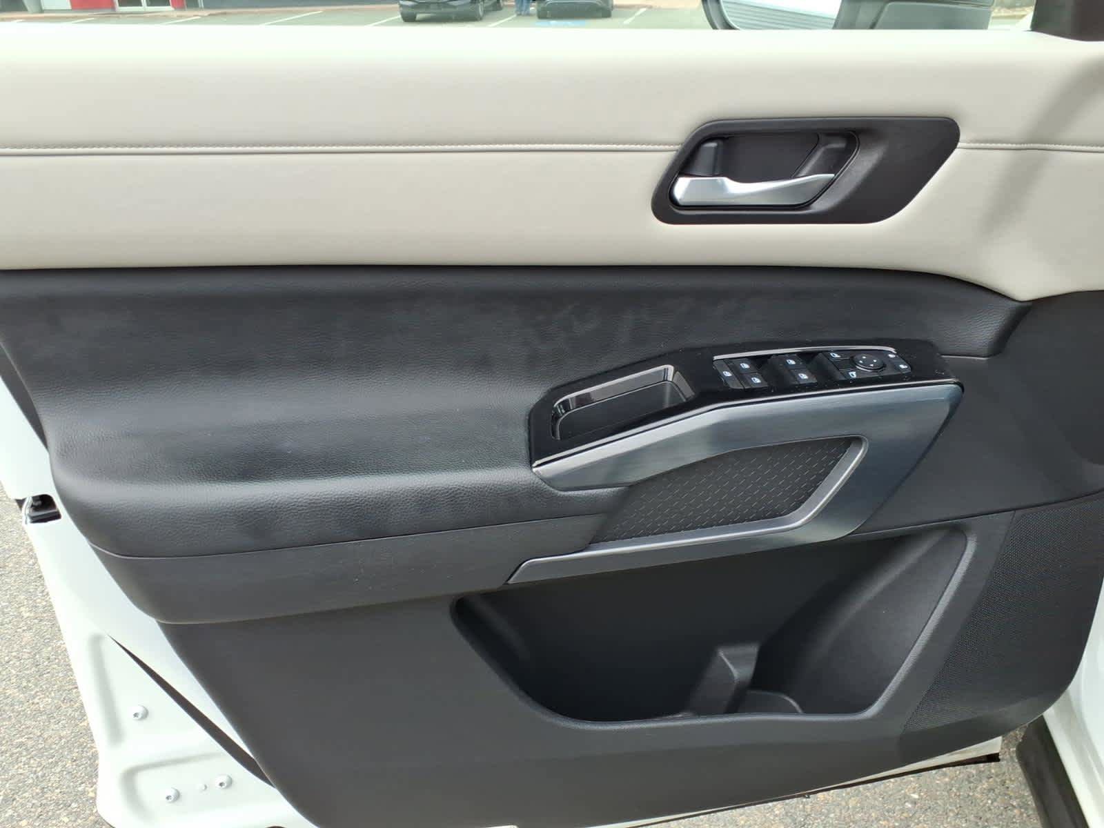 Used 2022 Nissan Pathfinder SL AWD/4WD image 10