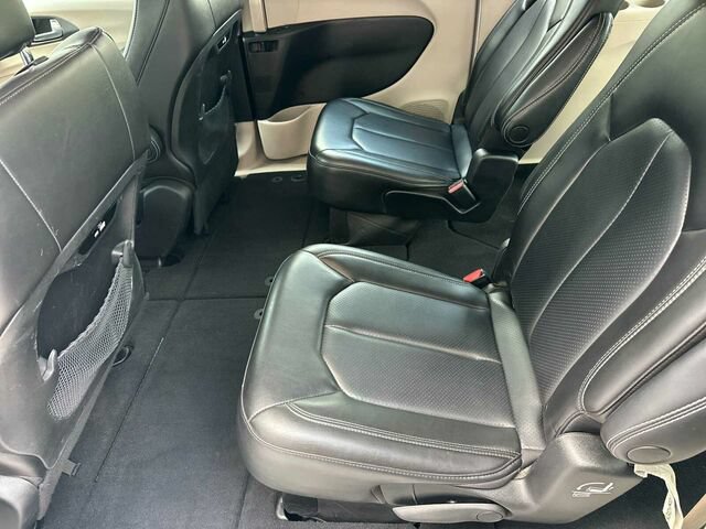 Used 2023 Chrysler Pacifica Touring-L FWD image 14