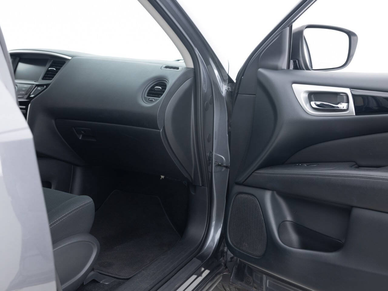 Used 2018 Nissan Pathfinder S AWD/4WD image 28