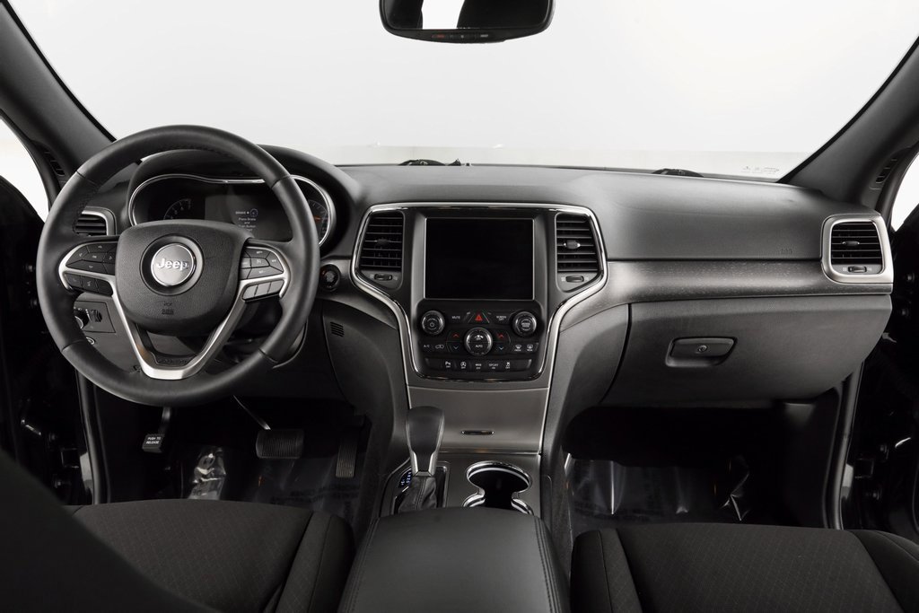 Used 2018 Jeep Grand Cherokee Laredo image 2