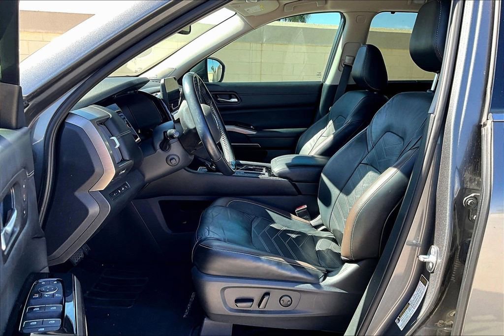 Used 2022 Nissan Pathfinder Platinum w/ Cargo Package image 5