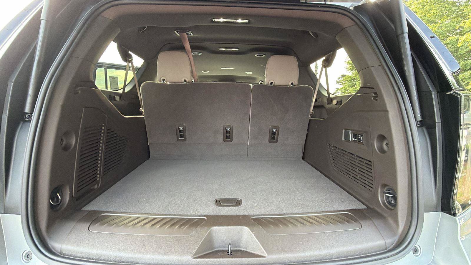 New 2026 Chevrolet Suburban LT w/ Comfort Package AWD/4WD image 13