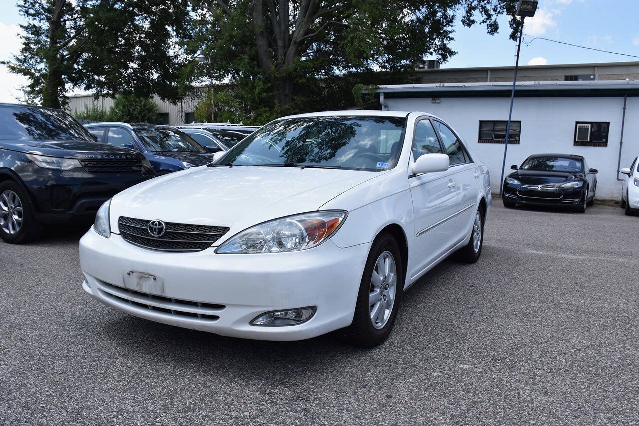 Used 2004 Toyota Camry XLE w/ VSC & Side Airbag Pkg FWD image 2