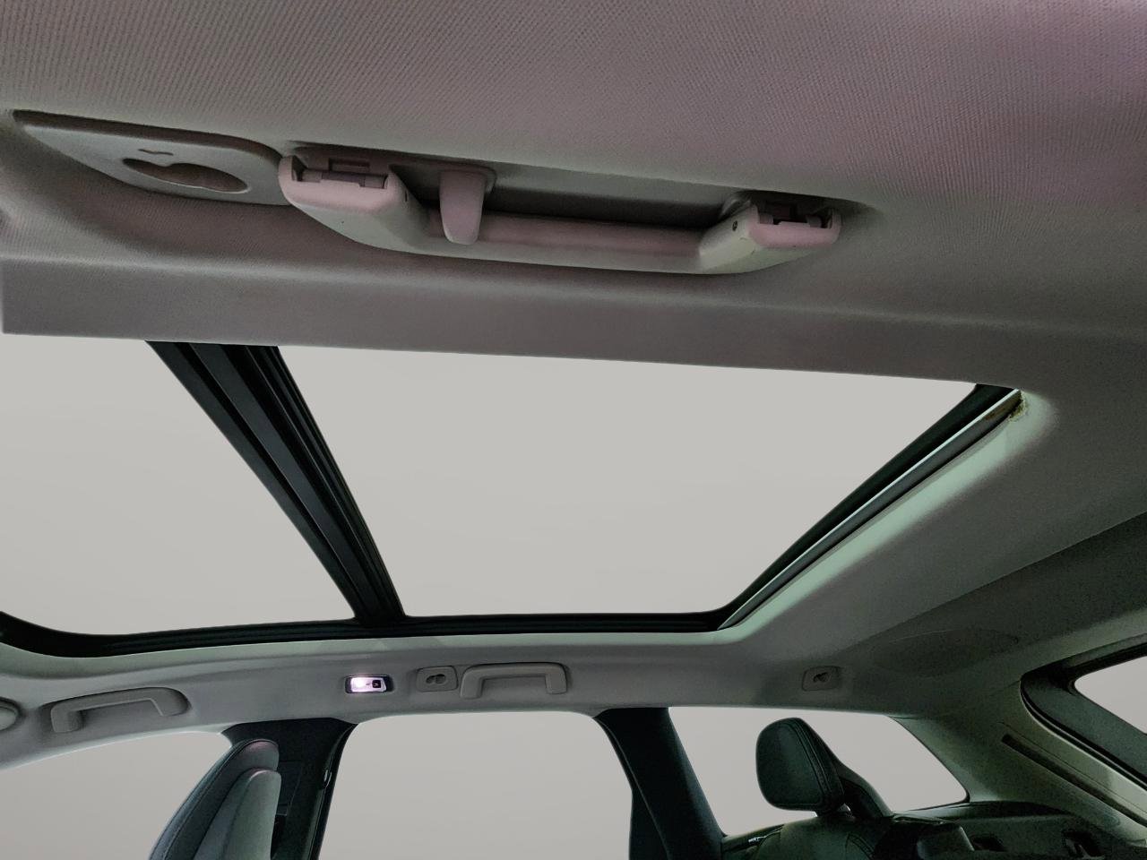 Used 2018 Volvo V90 T5 Cross Country w/ Convenience Package image 31