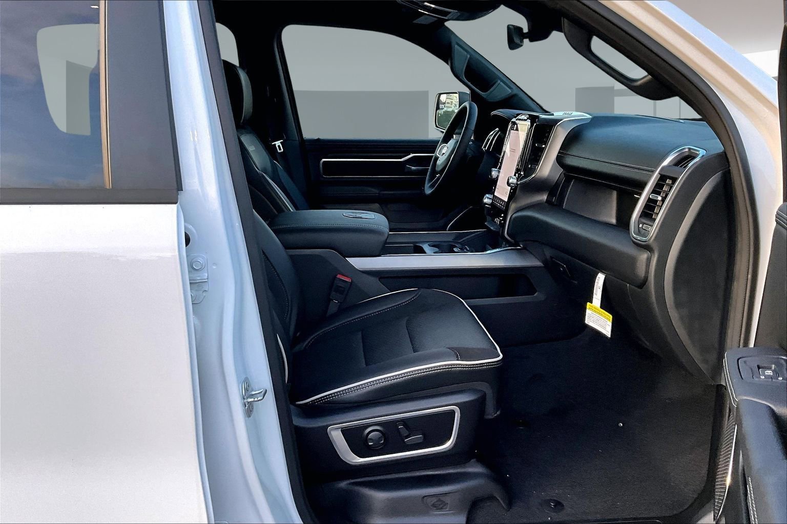 New 2025 RAM 1500 Laramie AWD/4WD image 26