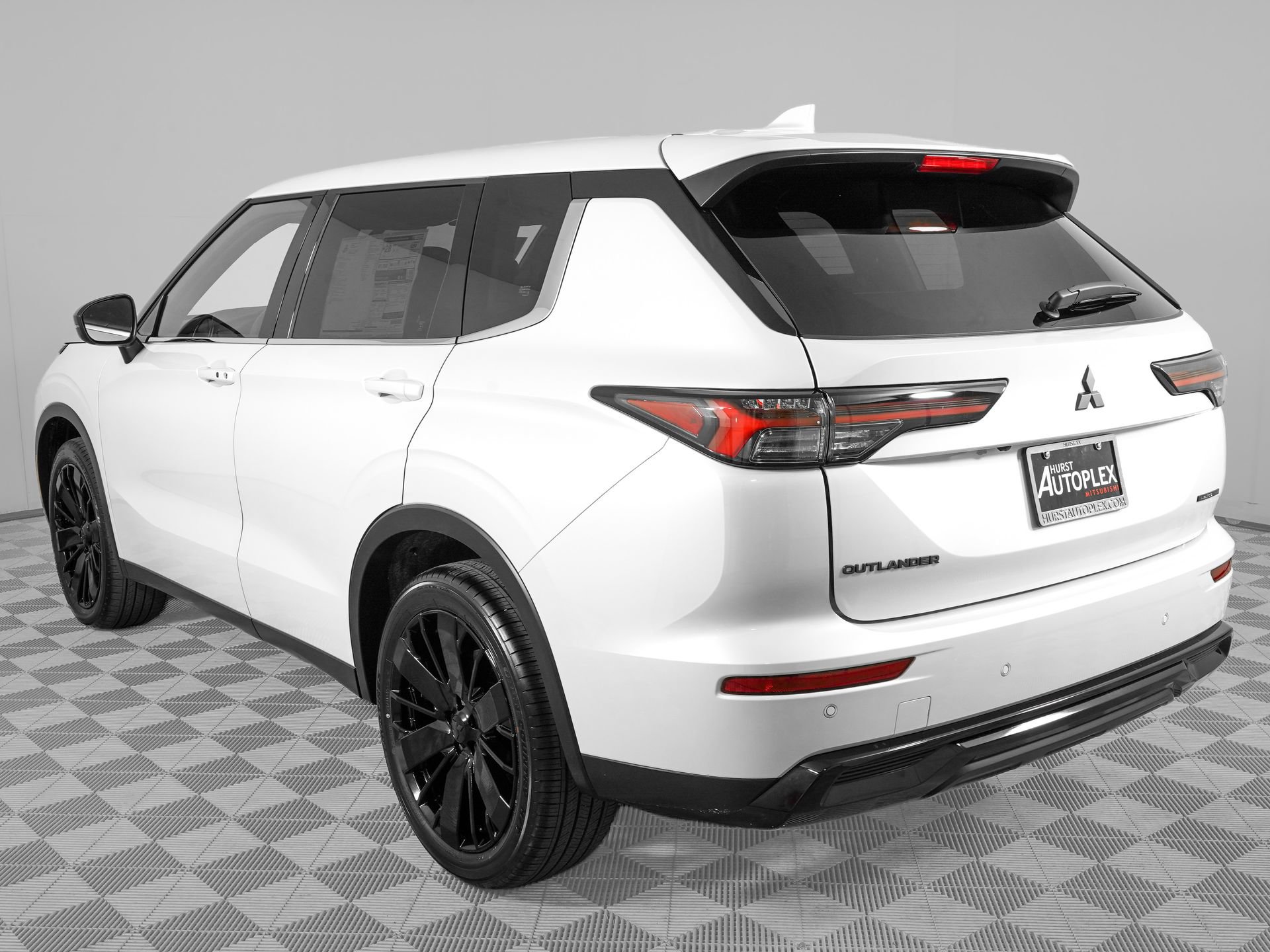 New 2026 Mitsubishi Outlander LE FWD image 8