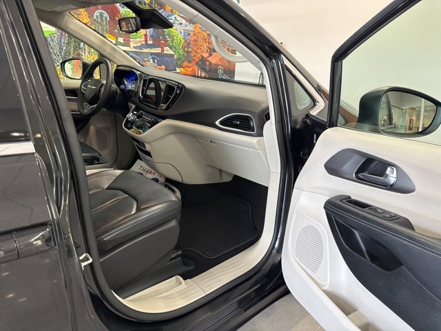Used 2023 Chrysler Pacifica Touring-L FWD image 48