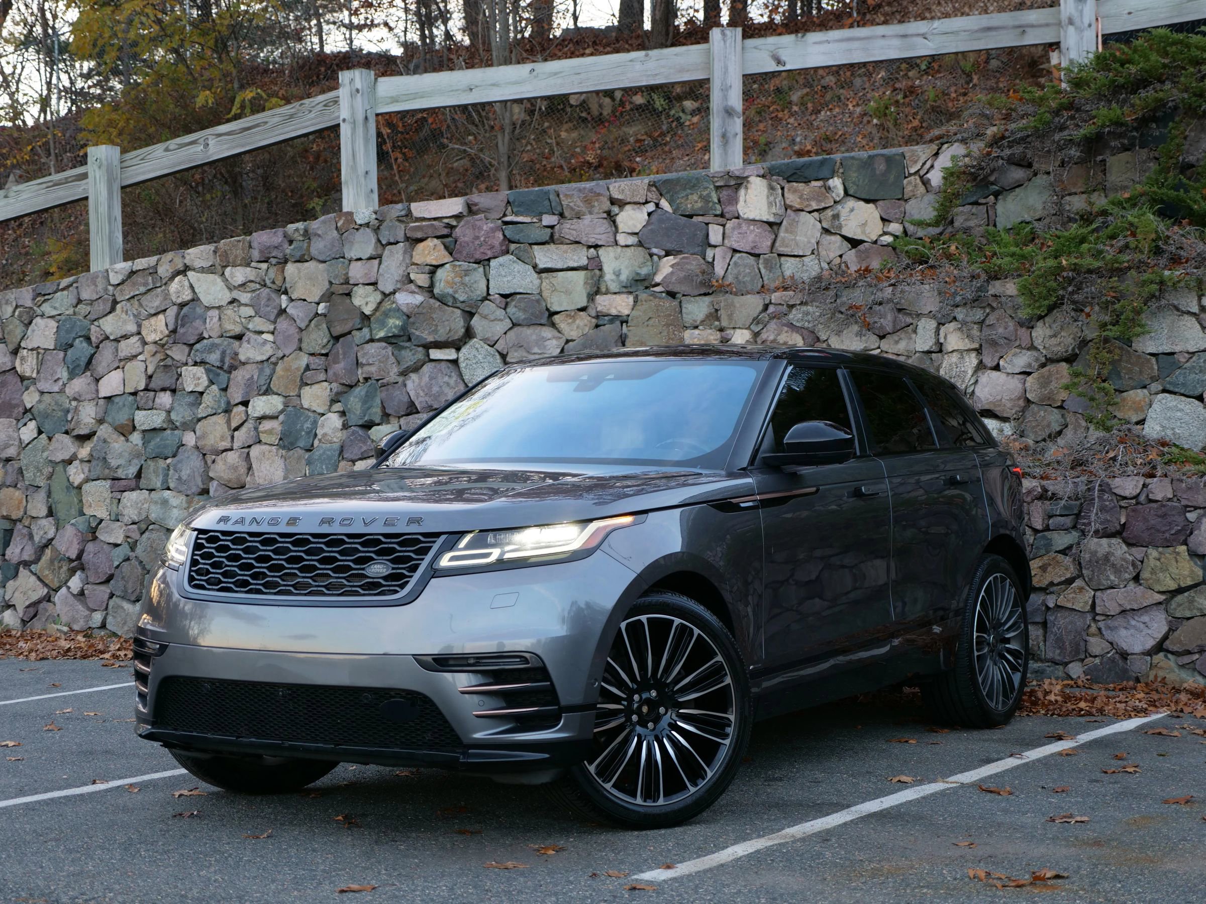 Used 2018 Land Rover Range Rover Velar R-Dynamic HSE image 2