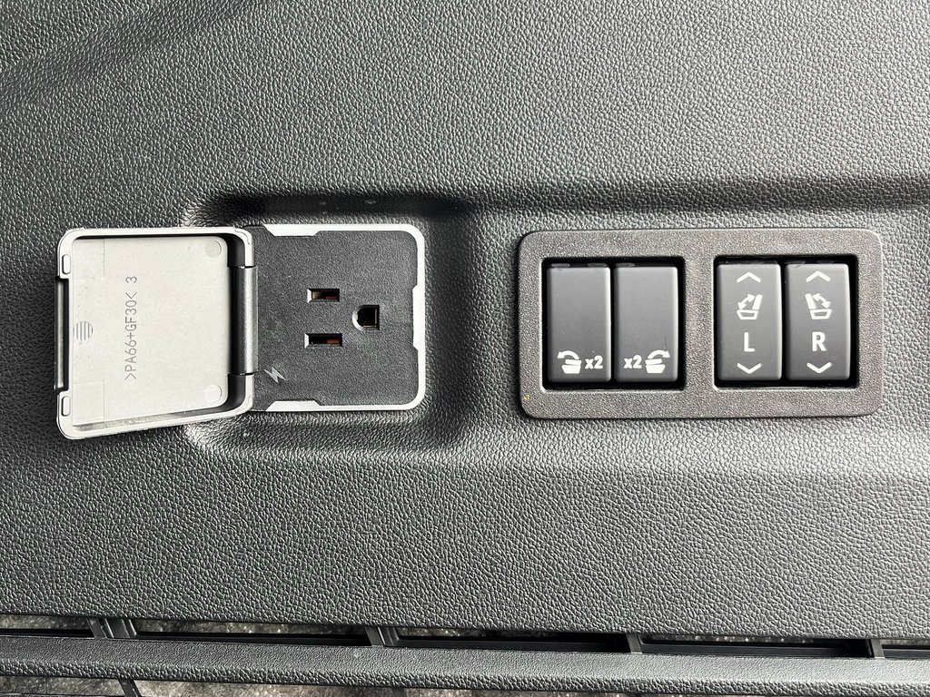 Used 2024 Chevrolet Suburban High Country image 15