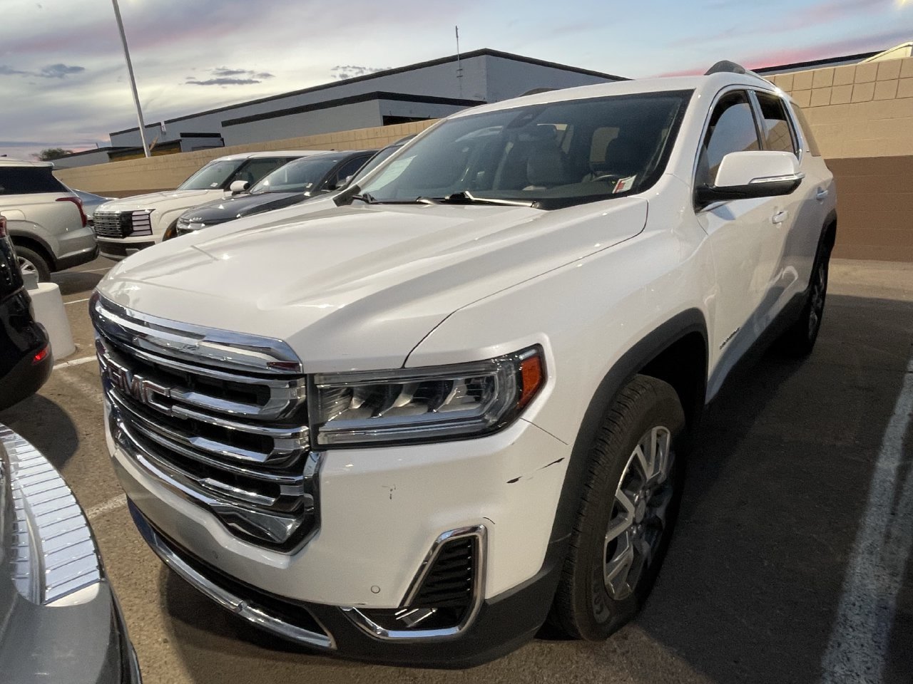 Used 2023 GMC Acadia SLT w/ Preferred Package FWD image 3
