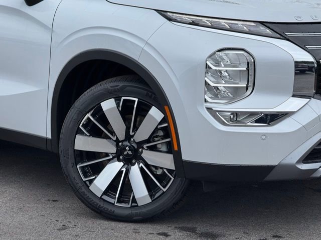 New 2025 Mitsubishi Outlander SE image 2