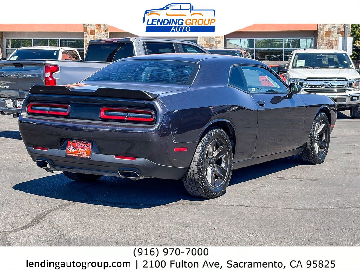 Used 2016 Dodge Challenger SXT RWD image 4