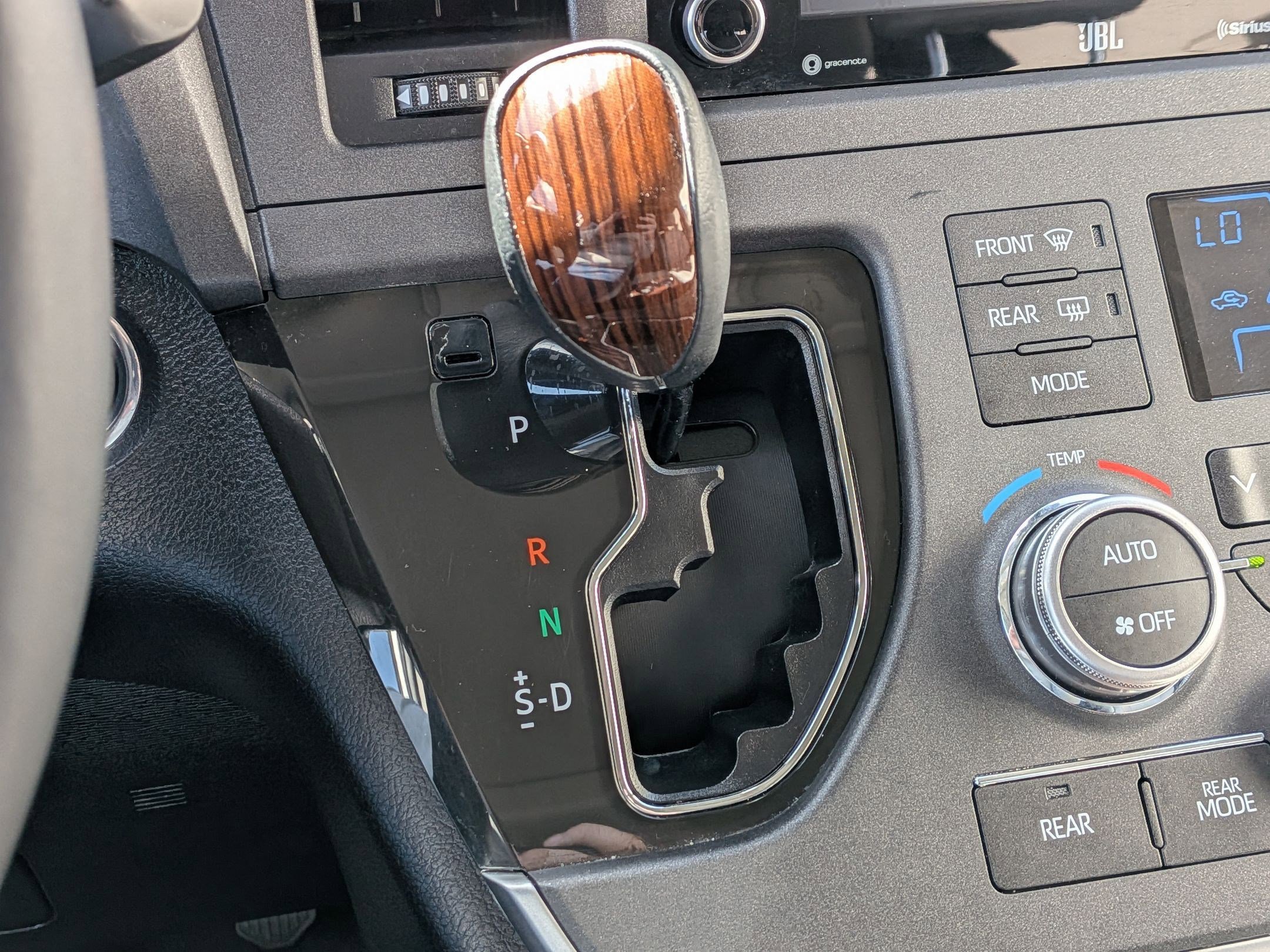 Used 2020 Toyota Sienna Limited Premium image 26