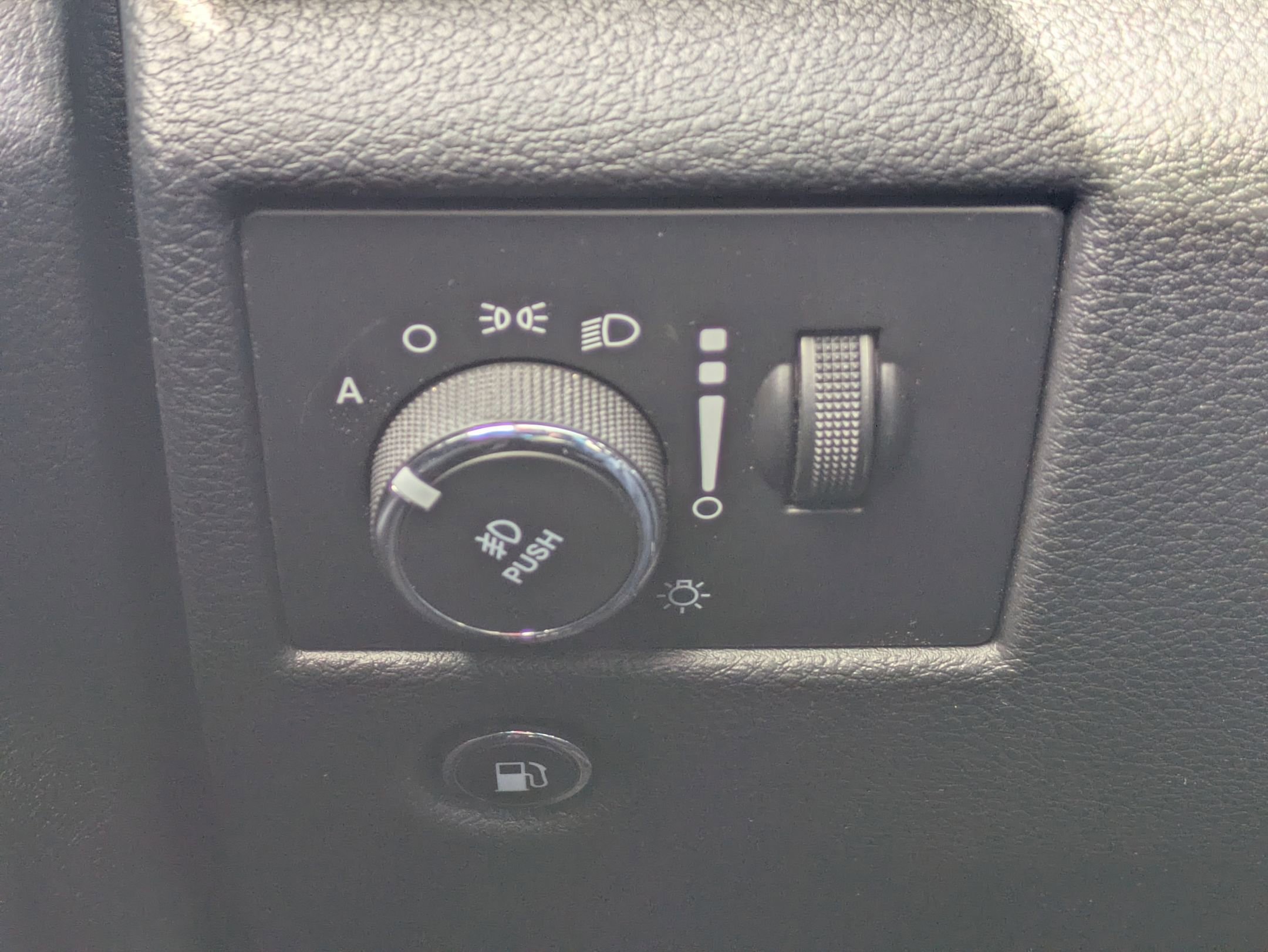 Used 2022 Jeep Grand Cherokee Laredo X image 19