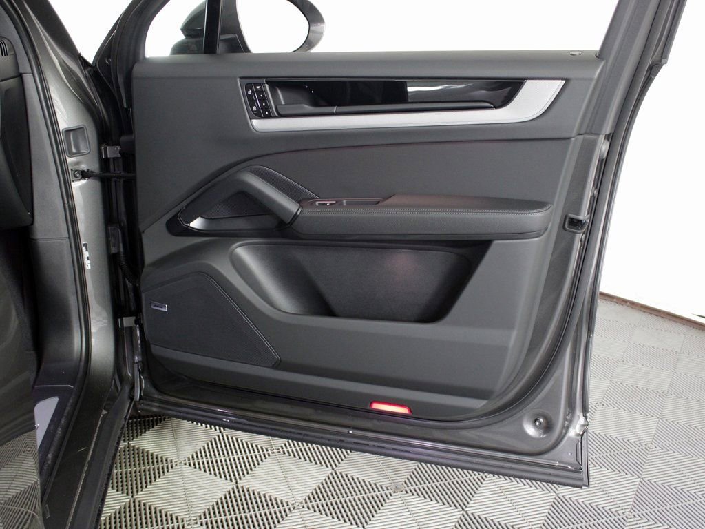 Certified 2025 Porsche Cayenne AWD/4WD image 38