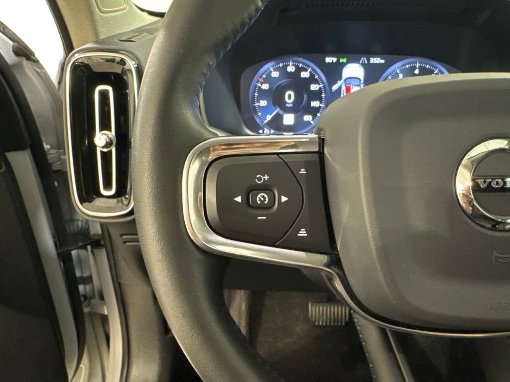 Used 2020 Volvo XC40 T5 Momentum AWD/4WD image 9