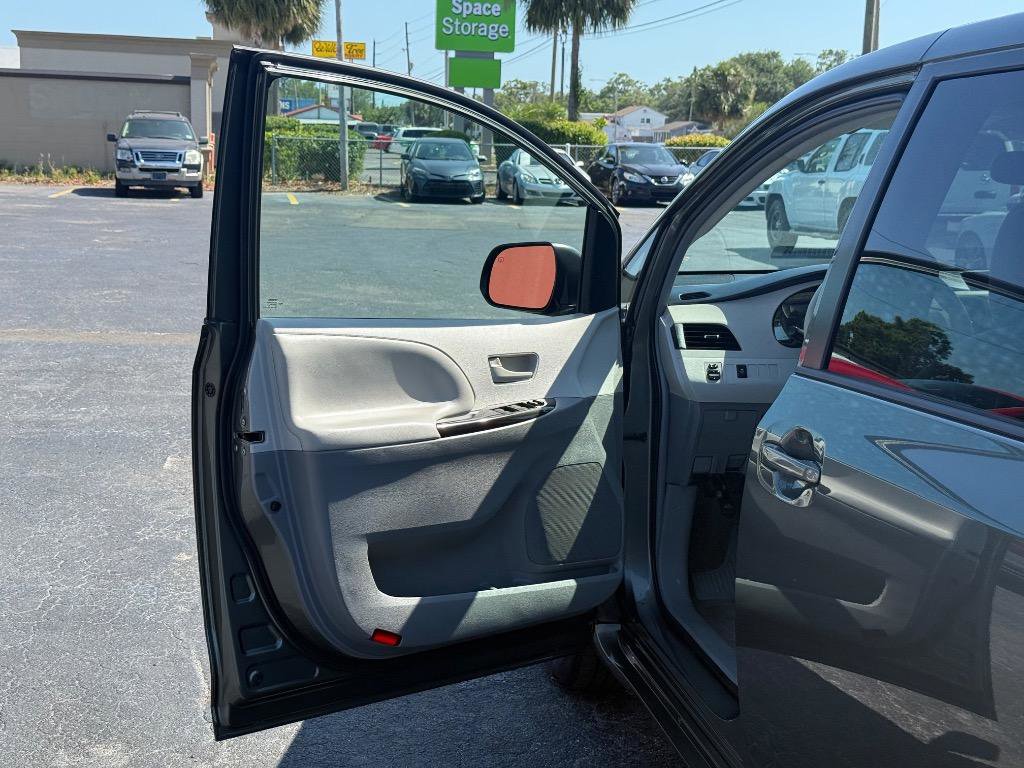 Used 2014 Toyota Sienna LE image 10