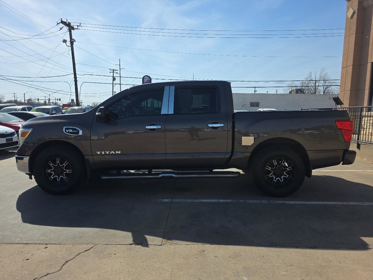 Used 2017 Nissan Titan SV image 8