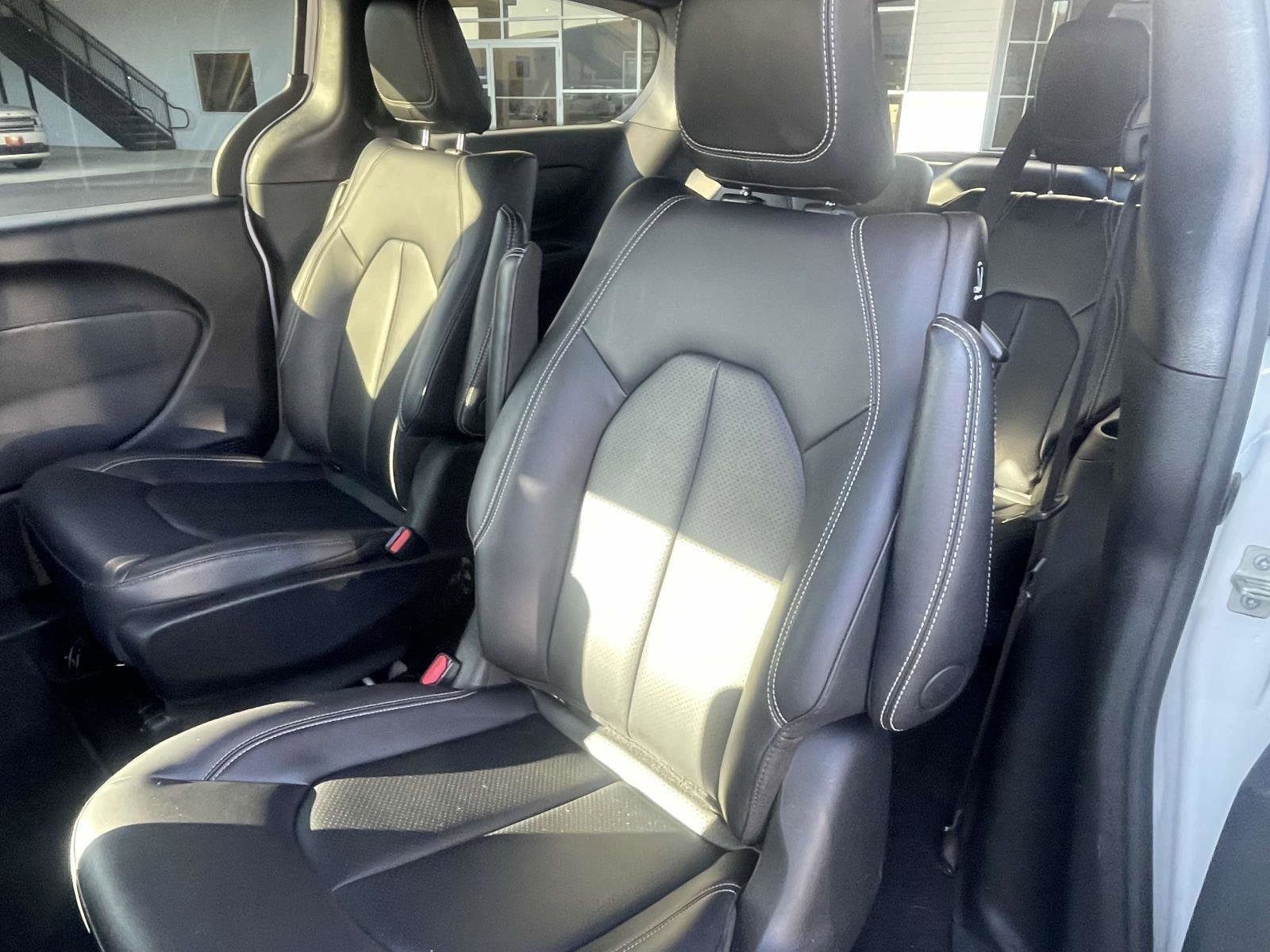 Certified 2024 Chrysler Pacifica Limited image 12