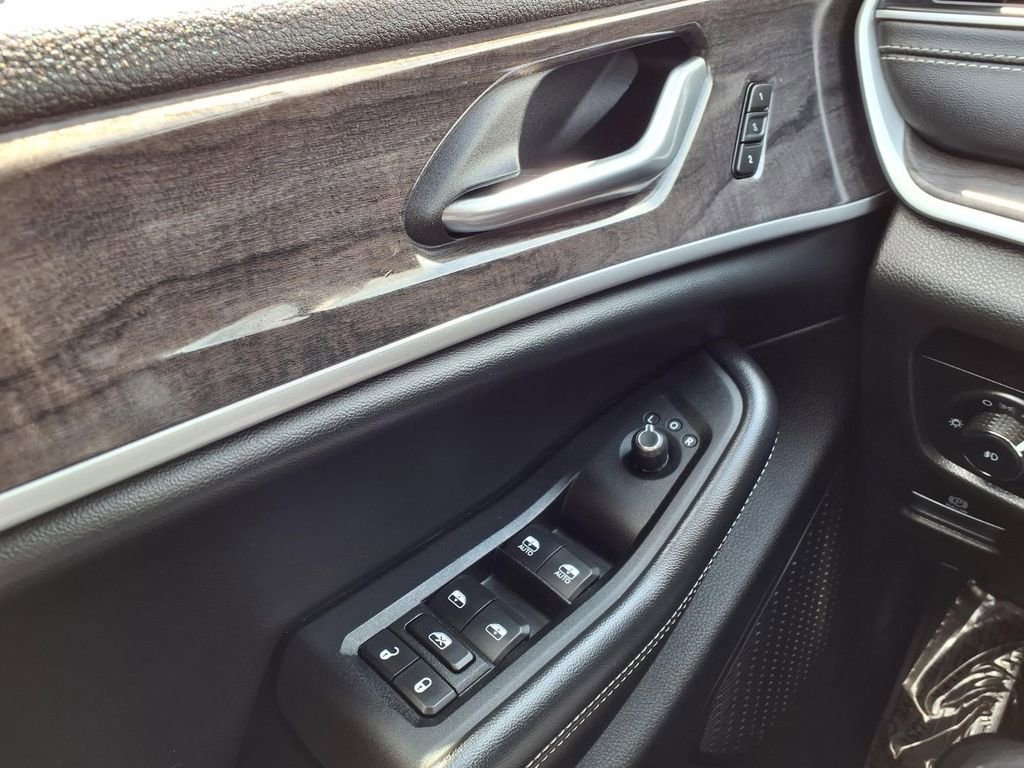 Used 2023 Jeep Grand Cherokee L Limited w/ Luxury Tech Group II image 18