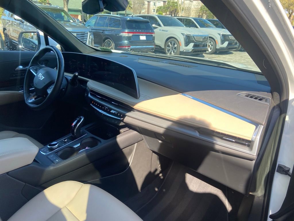 Certified 2025 Cadillac XT4 Premium Luxury FWD image 17