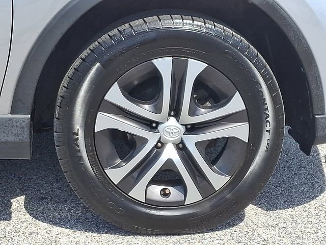 Used 2018 Toyota RAV4 LE image 11