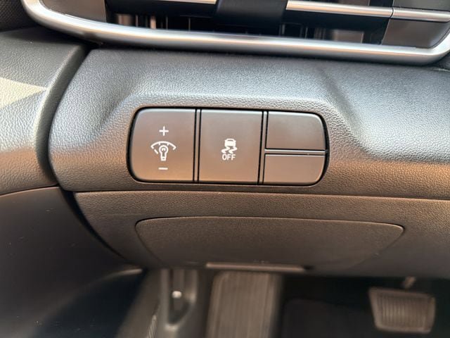 Used 2024 Hyundai Elantra Limited FWD image 3