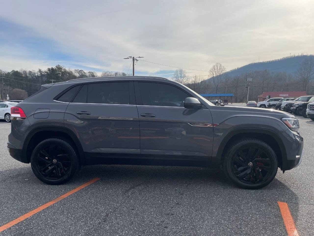 Used 2021 Volkswagen Atlas Cross Sport SE image 8