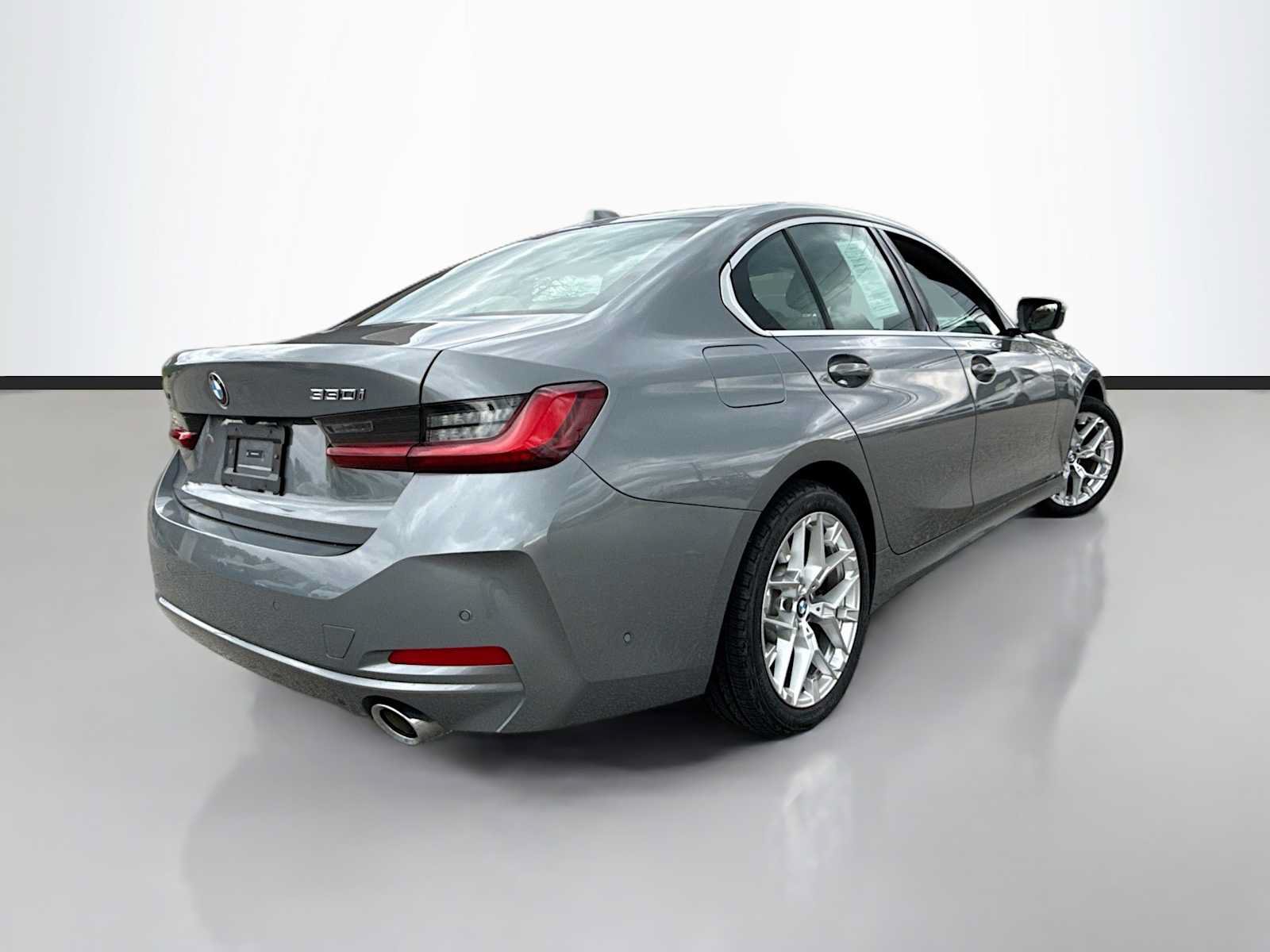 Used 2025 BMW 330i xDrive Sedan w/ Premium Package AWD/4WD image 3
