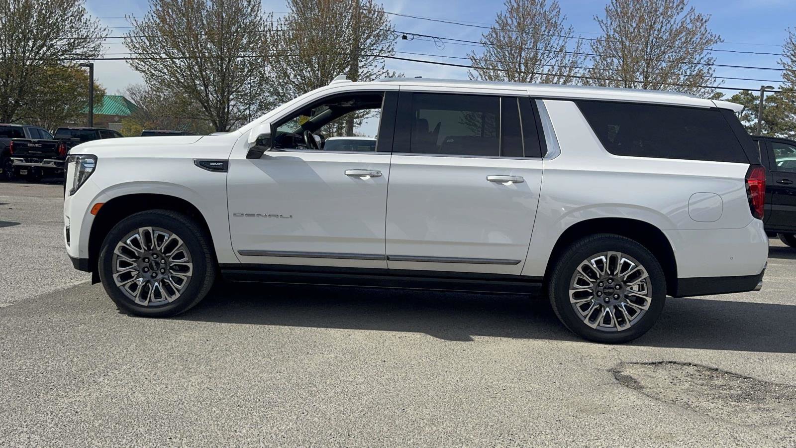 Used 2023 GMC Yukon XL Denali Ultimate AWD/4WD image 4