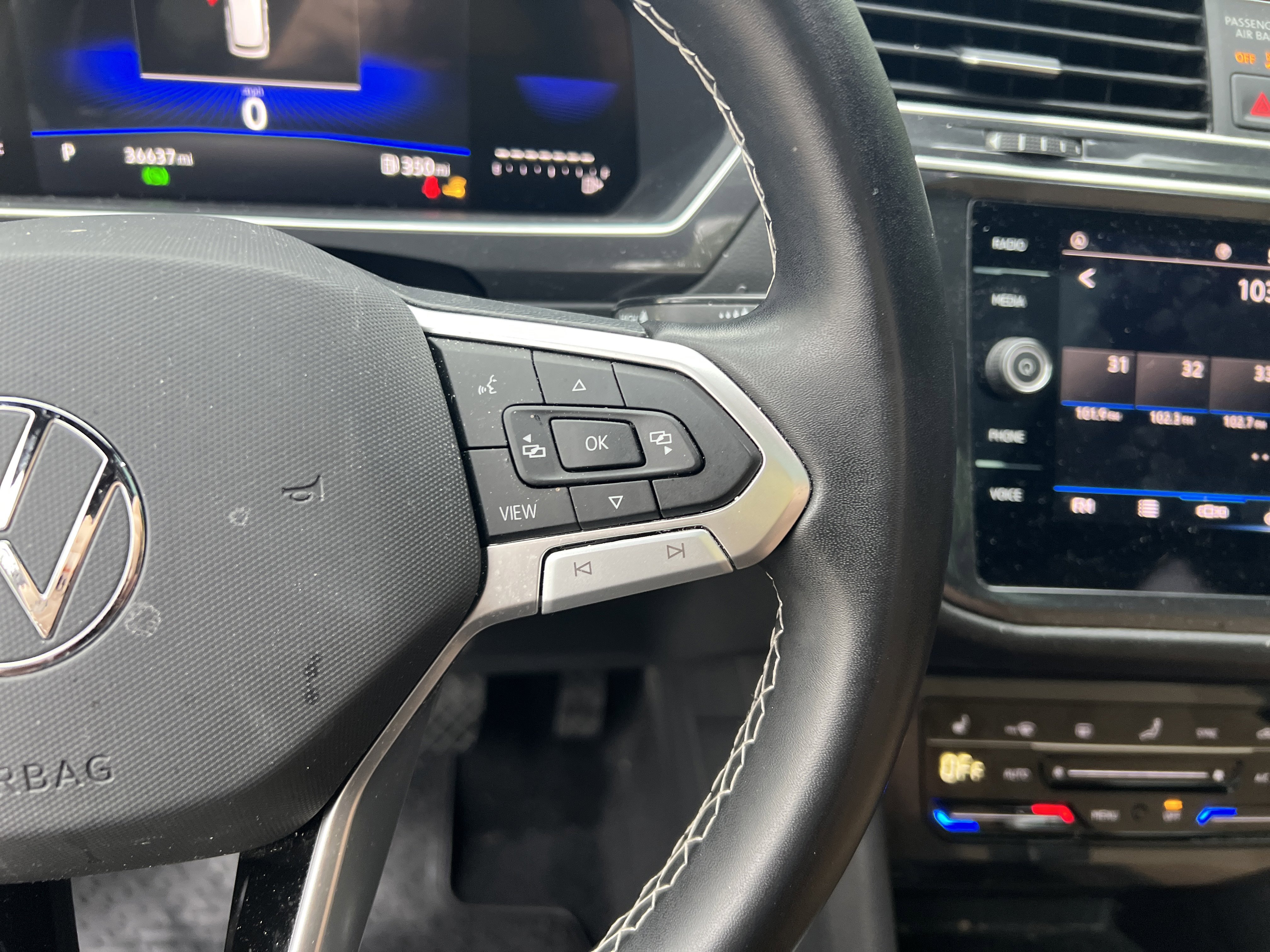 Used 2023 Volkswagen Tiguan SE w/ Panoramic Sunroof Package FWD image 18