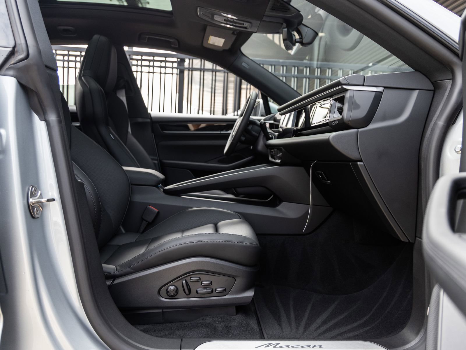 Certified 2025 Porsche Macan Electric image 37