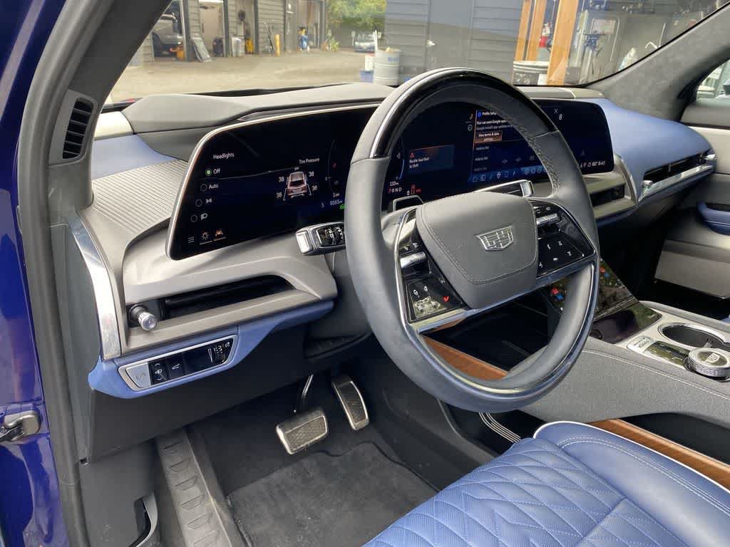 Certified 2026 Cadillac Vistiq Premium Luxury AWD/4WD image 2