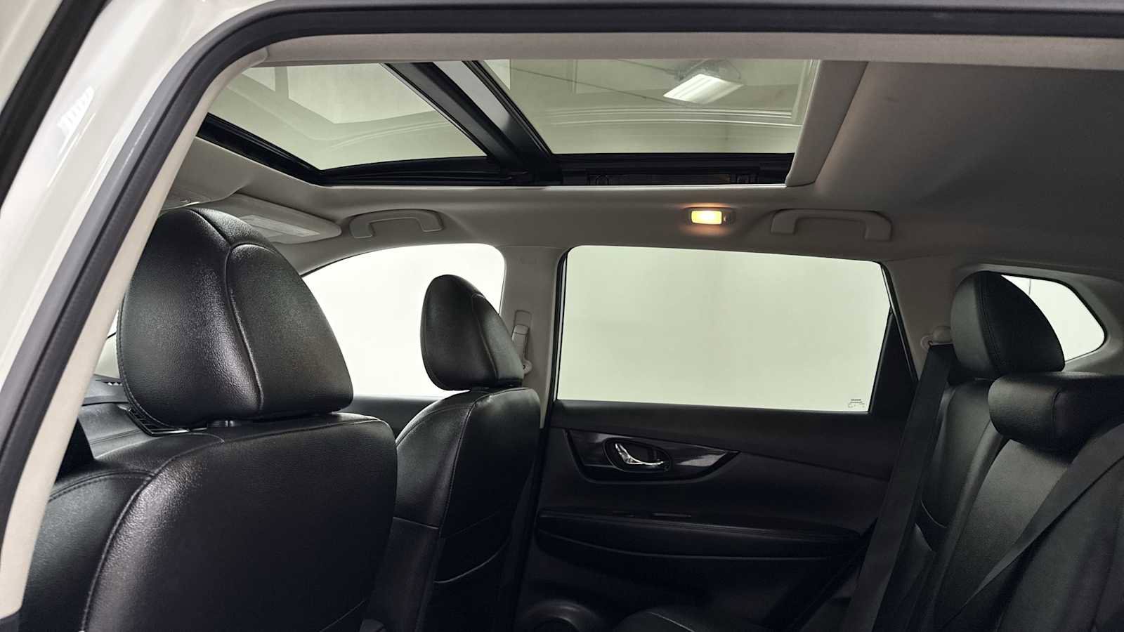 Used 2020 Nissan Rogue SL w/ Premium Package image 24