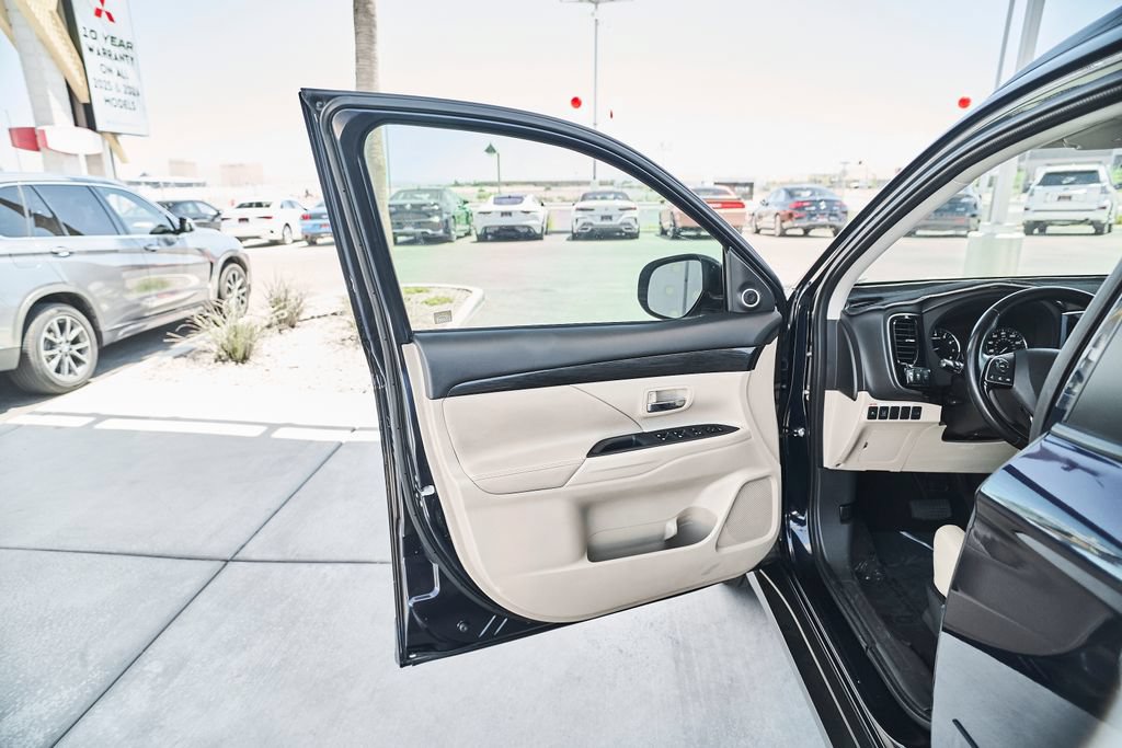 Used 2016 Mitsubishi Outlander SEL FWD image 17